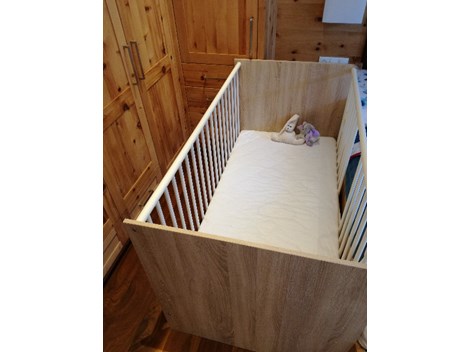 Kinderwiege mit Wickeltisch und 3-teiliger Schrank Kinderwiege mit Wickeltisch und 3-teiliger Schrank