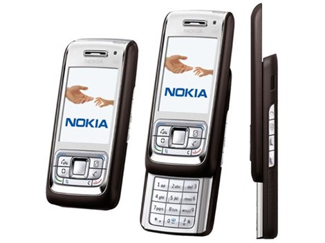 Verschiedene Handys von Nokia und Samsung