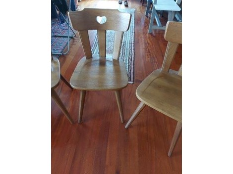 3 Plankl Stühle zu je 25 Euro zu verkaufen 3 Plankl Stühle zu je 25 Euro zu verkaufen