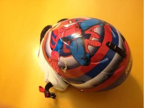 Kinderskihelm Spiderman mit Hasenüberzug Kinderskihelm Spiderman mit Hasenüberzug