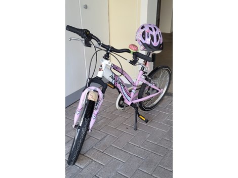 Mädchenfahrrad mit Helm
